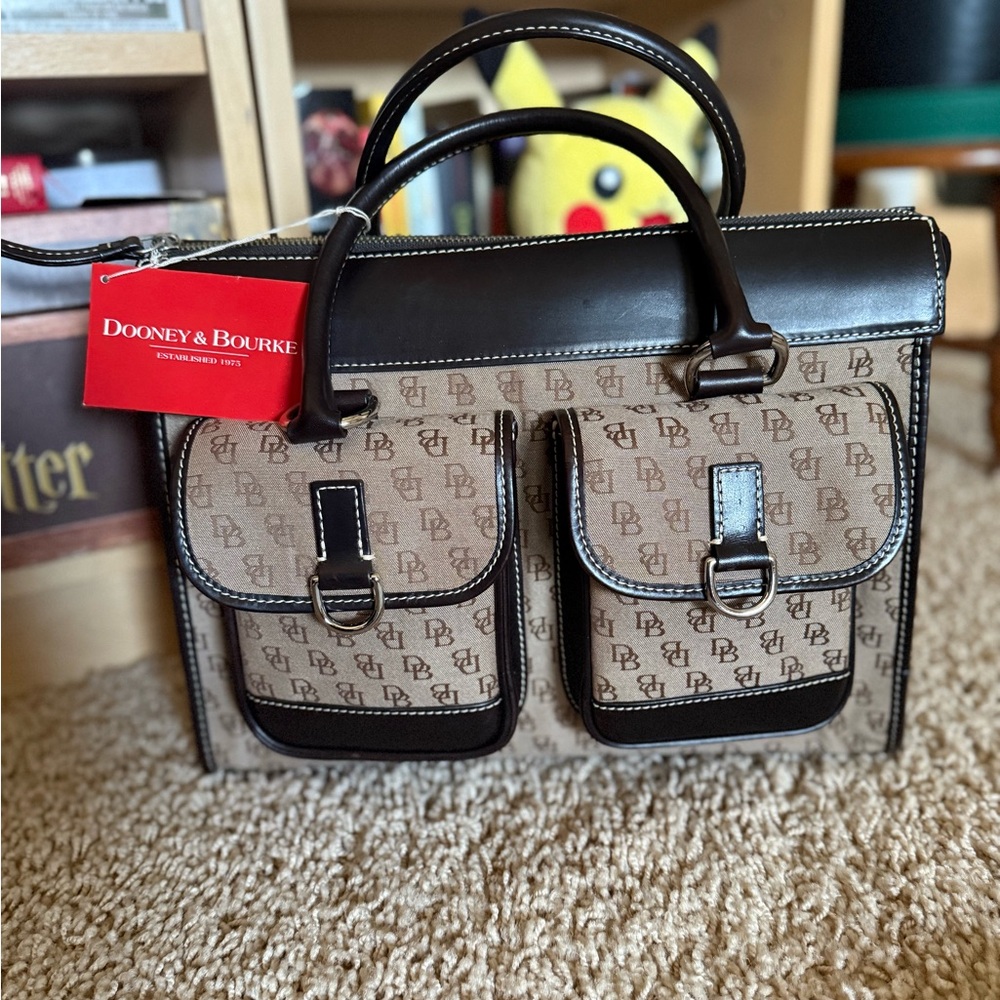 Beautiful NWT Dooney & Bourke Large Double Pocket Signature Tote Set 🤎👜